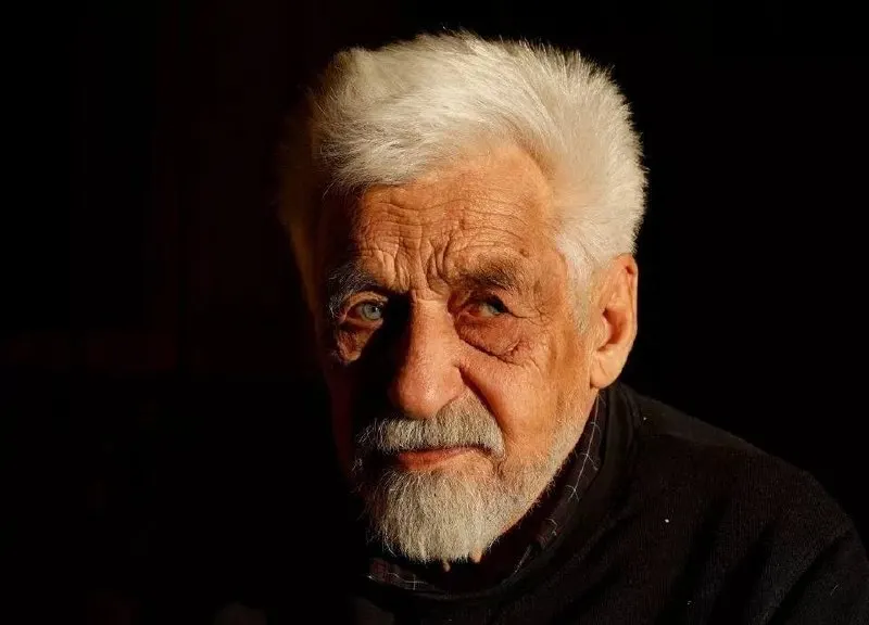 На 89‑м году жизни скончался Владимир Овчинников — самобытный уличный художник из Боровска, автор сотен муралов и активный собиральщик материалов о репрессиях прошлого.