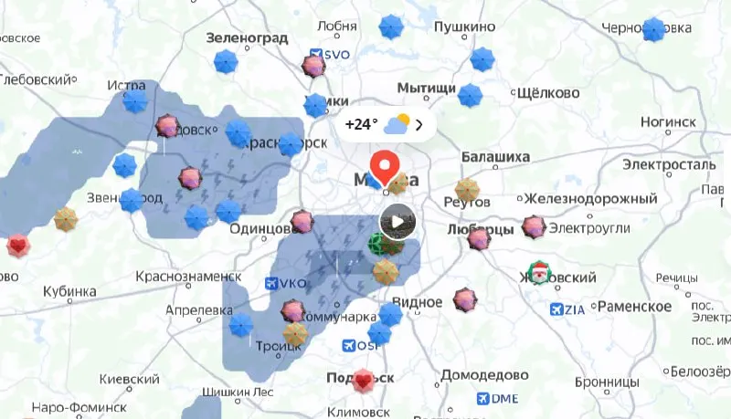 Синоптики предупреждают о местных ливнях и грозах до примерно 18:00; жара при этом сохраняется.
