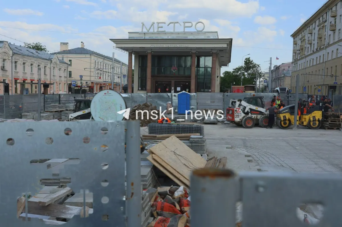 Возле станции метро установили строительные ограждения и вывозят скамейки — работы начались спустя год после масштабного благоустройства, сроки неизвестны.