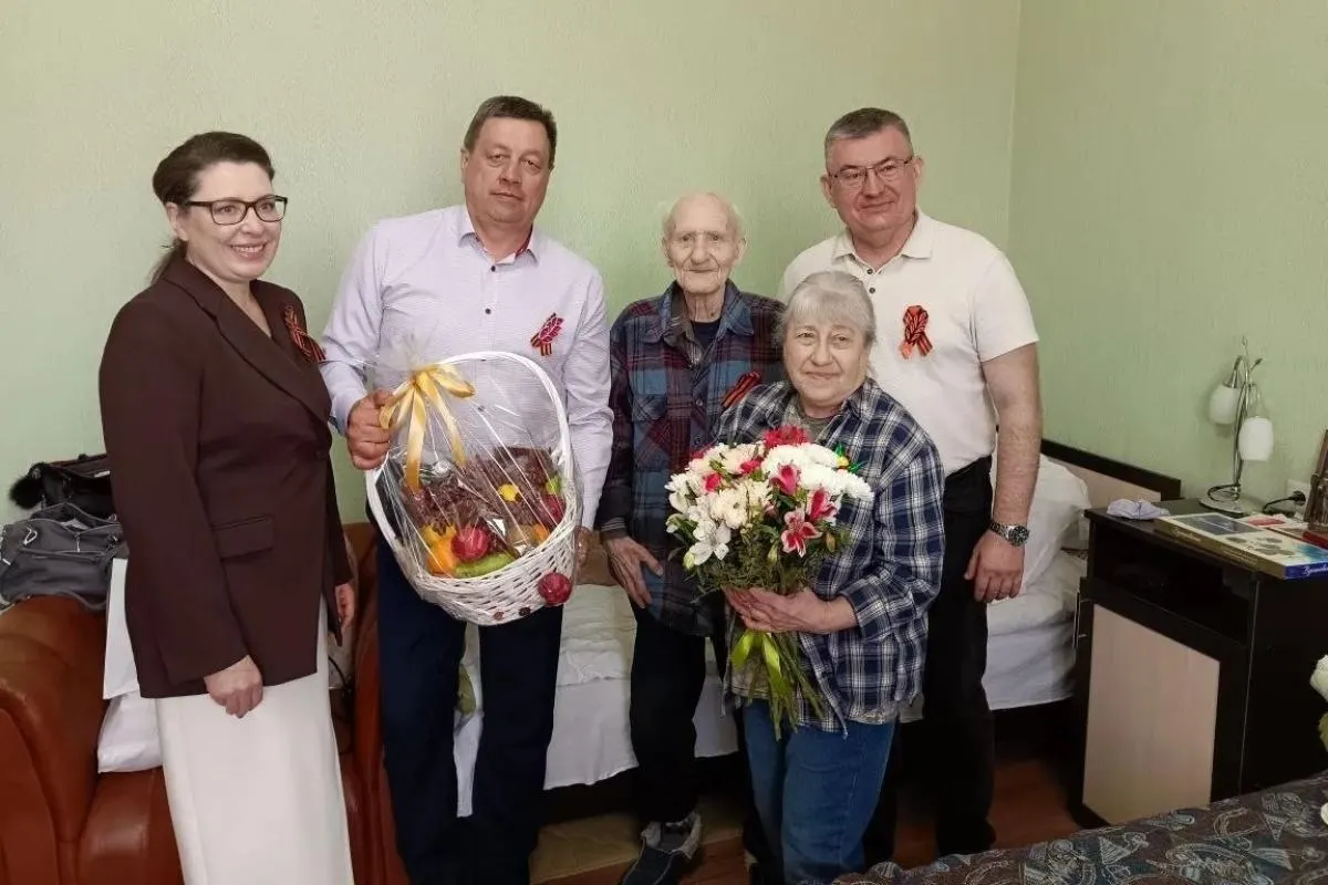 Василий Нетребенко, участник Великой Отечественной и Советско‑японской войн, вместе с дочерью уже два года проживает в пункте временного размещения в общежитии БелГУ; местные власти и руководство вуза навещают ветерана перед 9 мая.