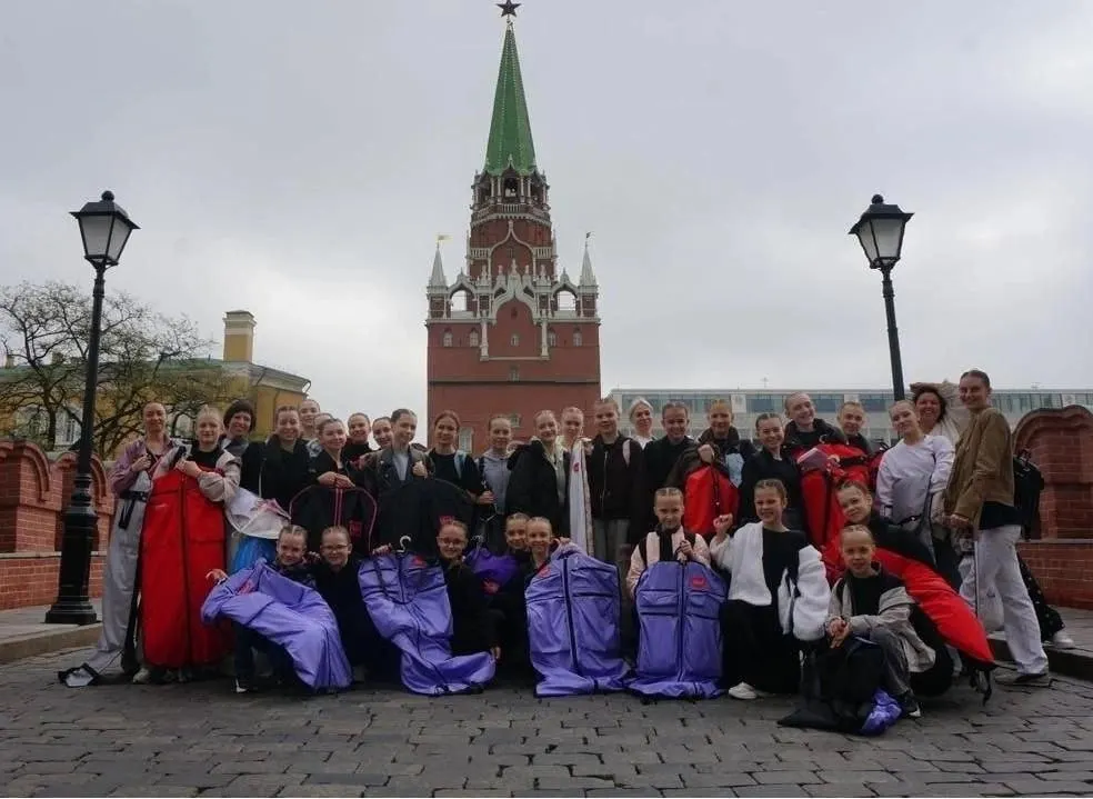 Коллектив «Второе дыхание» впервые вышел на большую сцену в Кремле после триумфа на фестивале в Санкт-Петербурге: в составе — 30 участниц от 8 лет; отчётный концерт пройдёт в Новосибирске 6 июня.