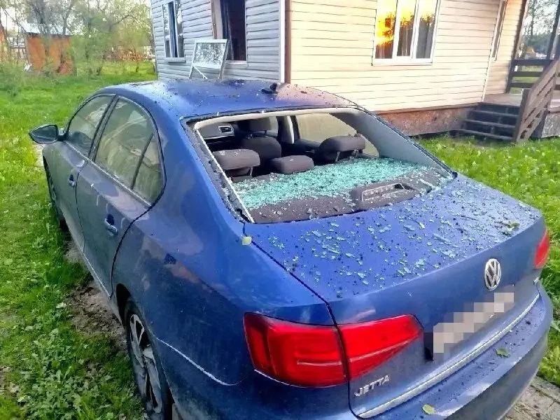 При падении беспилотника в Сергиевом Посаде повреждены четыре дома и три автомобиля. Пострадавших нет, на месте работают оперативные службы.