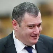 Власти региона попросили должностных лиц на этой неделе заменить аватарки в соцсетях на фотографии родных — участников Великой Отечественной войны и тружеников тыла. Шествие «Бессмертного полка» отменили из соображений безопасности, в парках 9 мая будет звучать музыка военных лет.