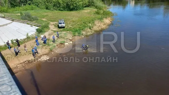 18 мая в Ярославле в реке Которосль у Комсомольского моста нашли тело. На месте работали скорая и водолазы; МЧС по Ярославской области подтвердило гибель, полиция предполагает, что человек утонул.