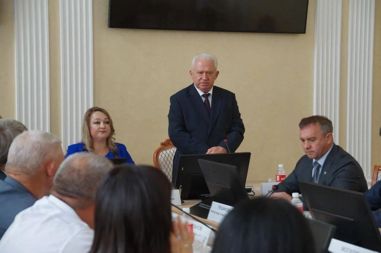 Валерий Кузнецов добровольно оставил должность главы Богучарского района после 14 лет руководства. При нём делали упор на развитие инфраструктуры и строительство социальных объектов; на прощальном заседании ему вручили почётную грамоту.