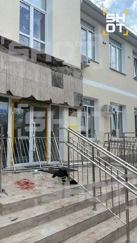 Во время выпускного в одной из севастопольских школ рухнул недавно отремонтированный балкон: девять подростков получили травмы. Следственные органы возбудили уголовное дело на фоне вопросов к программе капитального ремонта школ.