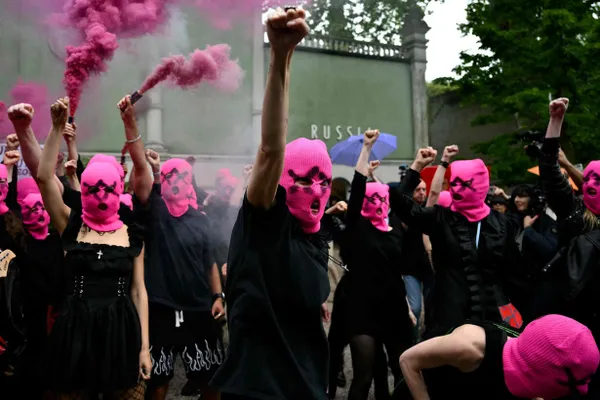 Росфинмониторинг включил группу Pussy Riot в официальный список террористов и экстремистов. Ранее московский суд по требованию Генпрокуратуры признал коллектив экстремистской организацией.