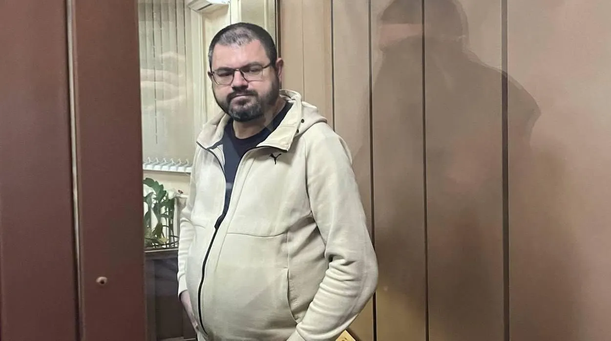 В суде по делу главного редактора Константина Смирнова прозвучало, что в официальной расшифровке его фразу о непричастности к вымогательству изменили. Смирнов с января 2025 года находится в СИЗО; он вину не признаёт.