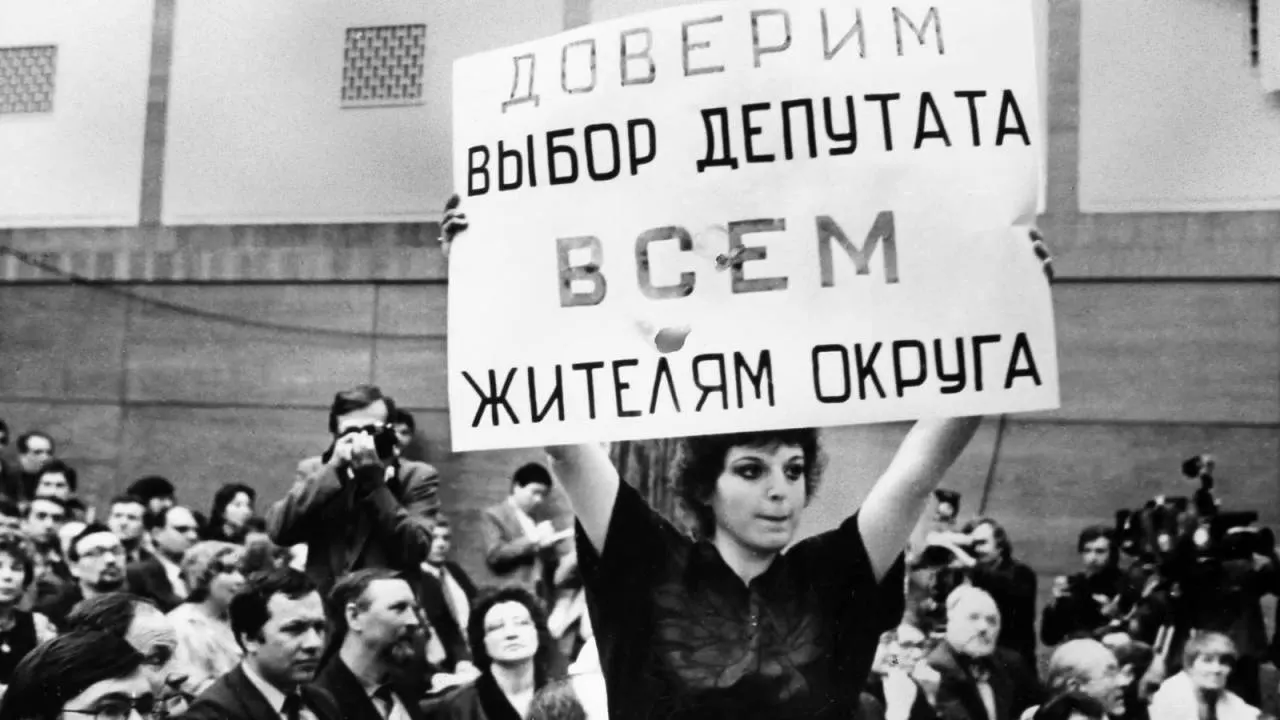 В конце мая 1989 года завершился один из ключевых электоральных этапов перестройки — выборы народных депутатов СССР. Процесс отличался и нововведениями, и организационными проблемами: от скоропалительных изменений избирательного закона до массовых повторных голосований и использования административного ресурса.