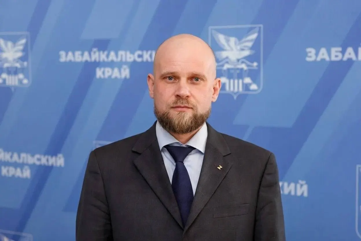 Алексей Юсупов покинул пост министра жилищно‑коммунального хозяйства Забайкальского края. Временно исполняющим обязанности назначен Андрей Чибисов — специалист с многолетним опытом в сфере строительства и ЖКХ.