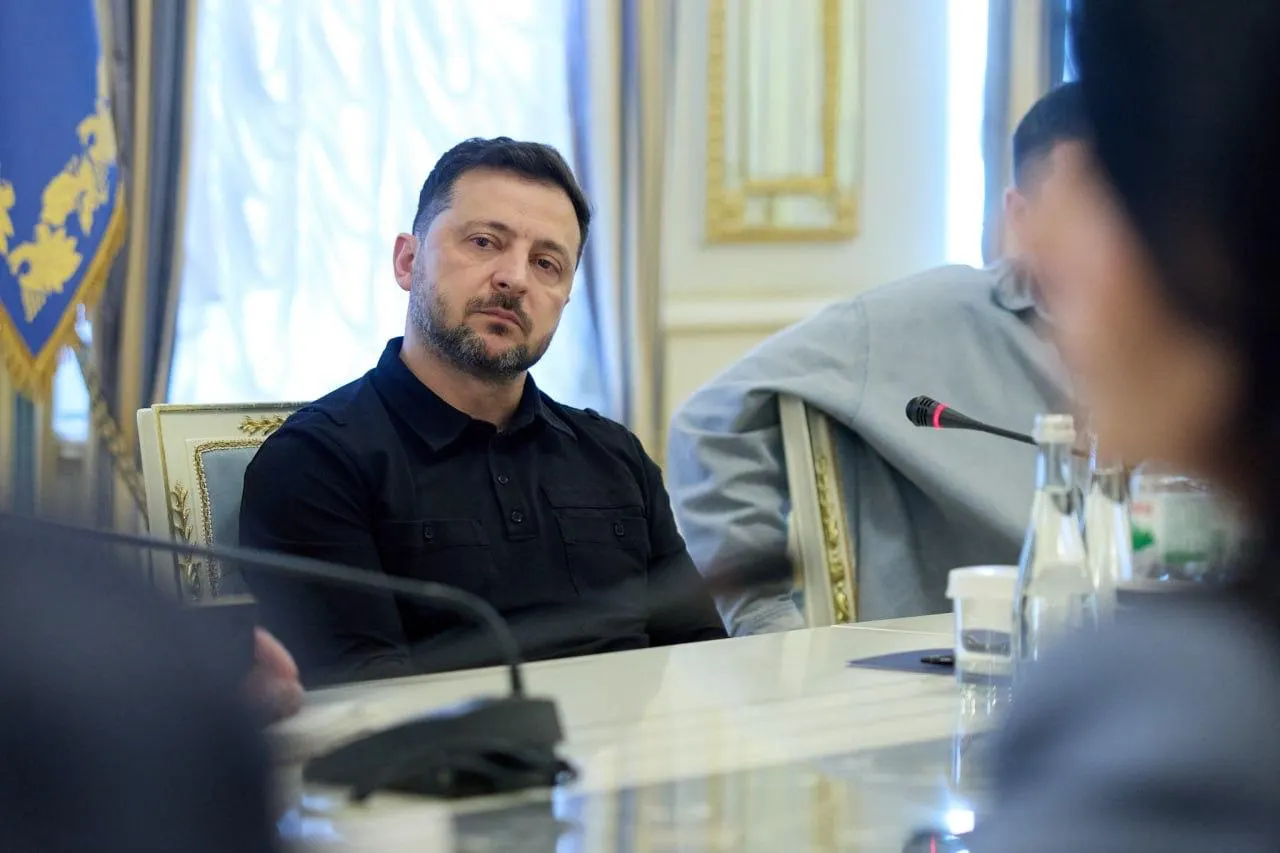 Президент Украины заявил о готовности в ближайшие недели возобновить содержательные трёхсторонние переговоры; одновременно обсуждались угрозы на белорусско‑брянском направлении и возможные сценарии атак на северные области Украины.