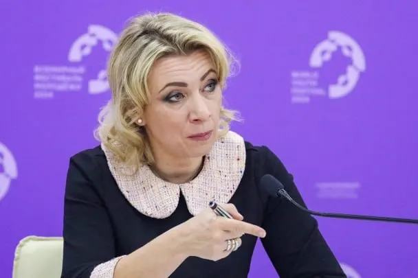 Официальный представитель МИД заявила, что сотрудники Госдепа уведомляют российских дипломатов о том, что их дети, родившиеся в США, автоматически считаются гражданами США, при этом семьи об этом не просили.