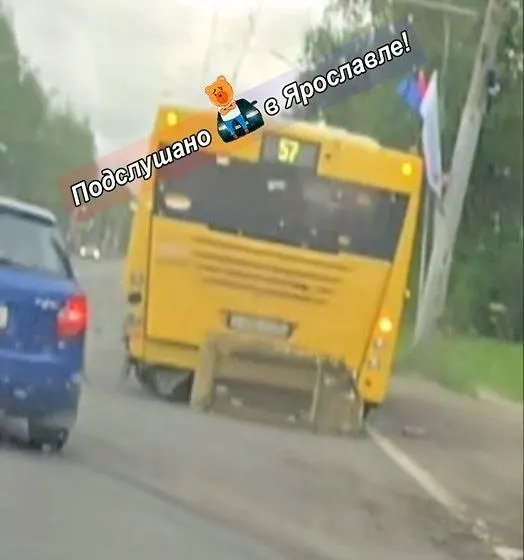 Вечером 26 мая на Ленинградском проспекте в Ярославле произошло массовое столкновение: одна машина перевернулась, водитель одного автомобиля госпитализирован.