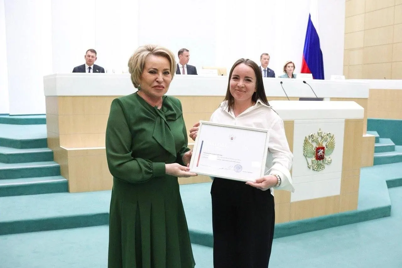 Екатерина Лычагина получила награду на Форуме тружеников села в Москве. Она поставляет молочную продукцию в Челябинск и говорила о проблемах с дорогами, электричеством и интернетом в сельской местности.