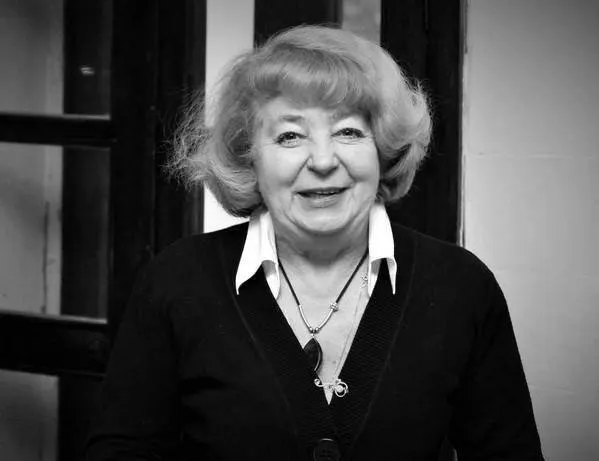 Ей было 73 года: 42 года жизни отданы искусству, 13 из них — на посту арт‑директора. Прощание состоится завтра на Буденновском кладбище.