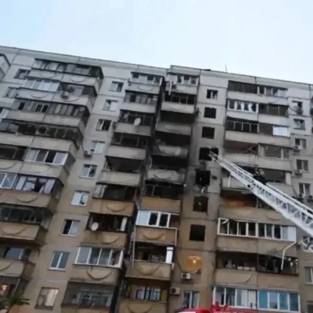 В результате попадания беспилотника пострадал многоквартирный дом в Белгороде: выбиты почти все окна, разрушены несколько квартир, во дворе повреждены автомобили.