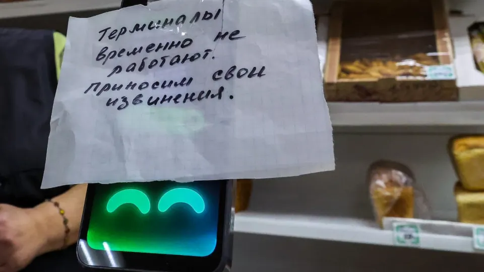 В апреле население вывело из банков 600 млрд рублей — отток наличных продолжает расти на фоне перебоев с интернетом, снижения ставок и ухода части бизнеса в тень. За три месяца наличность в обращении увеличилась на 1,1 трлн рублей, с мая 2025 года общий отток составил около 2,5 трлн.