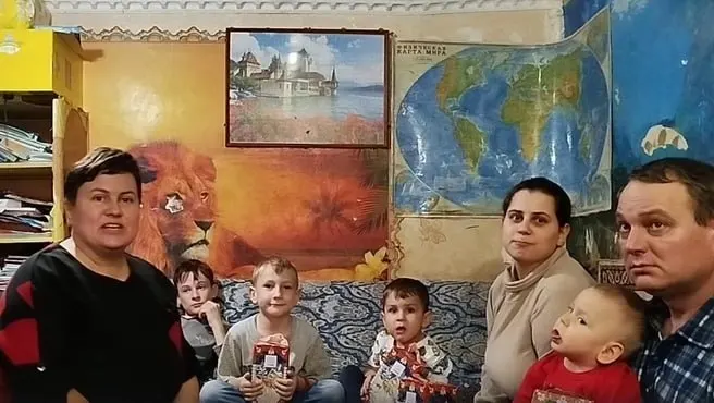 Людмила Борзило с семью детьми переселена из аварийного дома после восьми лет судебных споров, уголовного преследования и поддержки прокуратуры — семья уже обживает новое жильё.