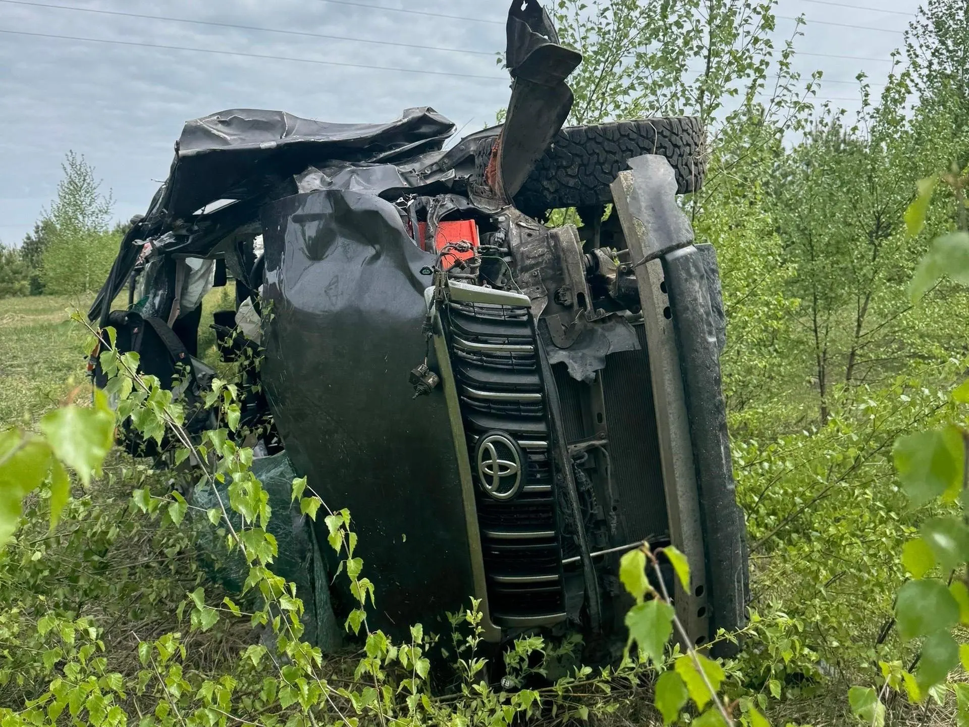 Автомобиль съехал в кювет и опрокинулся. Один человек погиб, причины и обстоятельства аварии уточняются.