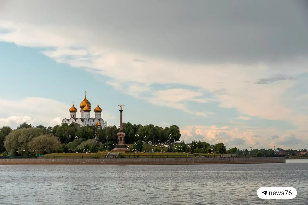 Днём около +11 °C, возможен небольшой дождь.