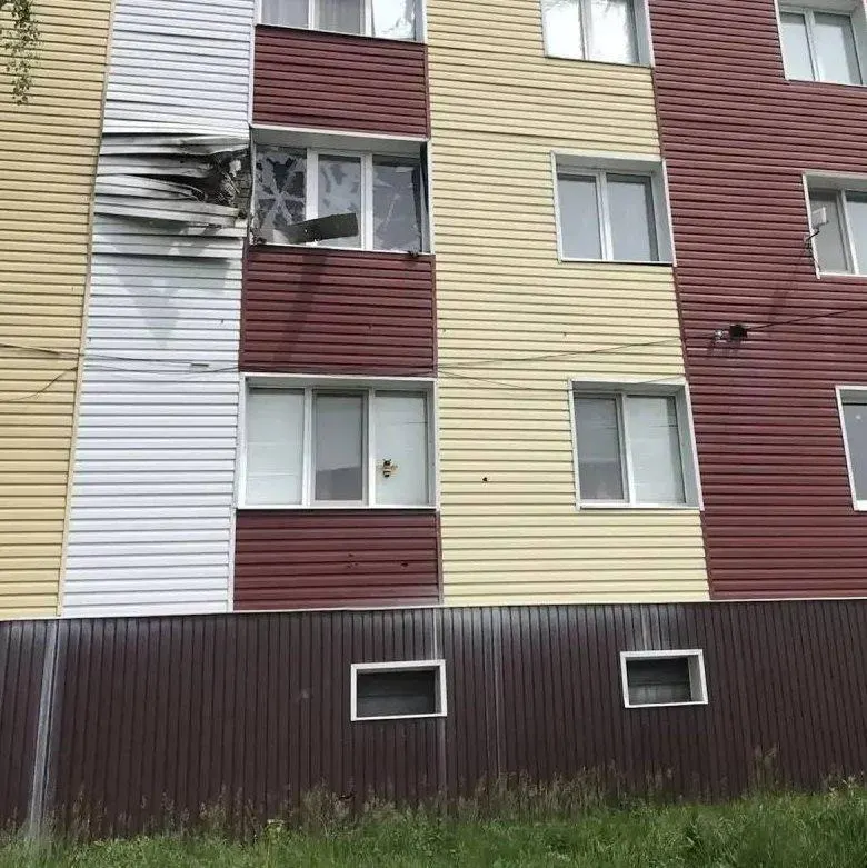 В результате серии ударов беспилотников в ряде округов Белгородской области пострадали жилые дома, административные здания и автомобили.