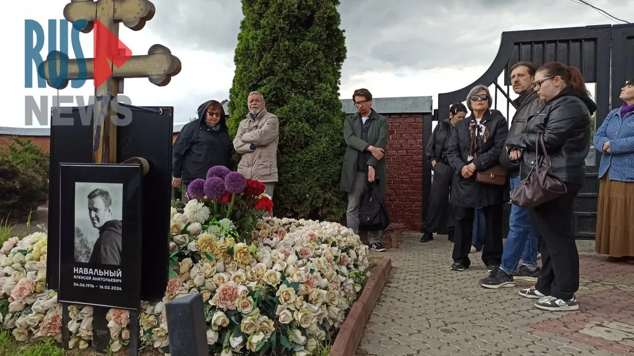 Сторонники и родственники политзаключённых собрались у могилы Навального на Борисовском кладбище в Москве. Среди пришедших — его мать Людмила и Валерий Яшин. Даже после гибели Навальный остаётся в перечне «террористов и экстремистов».