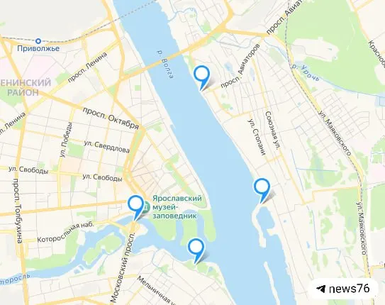 Салют стартует на Стрелке в 21:00. Несколько удобных точек на набережных и мостах, откуда будет хорошо видно фейерверк.