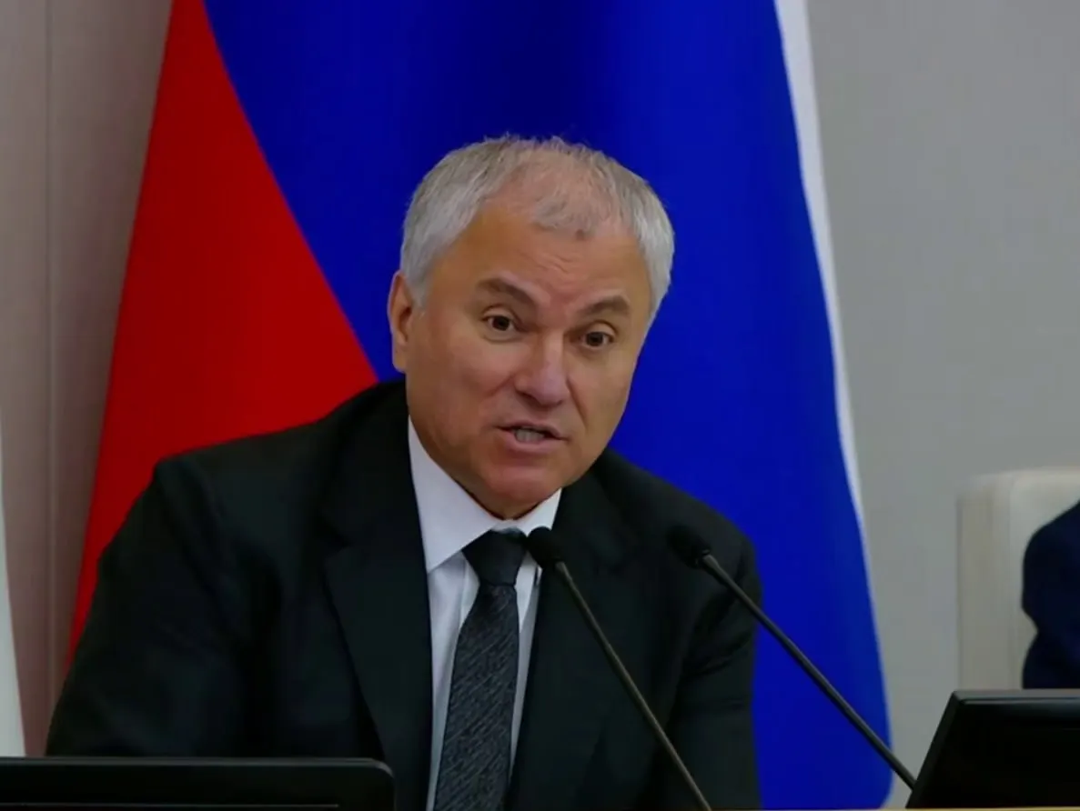 Депутаты приняли во втором чтении законопроект, расширяющий перечень профилактических мер — в него добавлены мероприятия по противодействию фальсификации истории и предупреждению уклонения от исполнения обязанностей по защите Отечества.