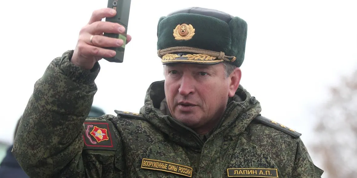 После увольнения с военной службы Лапин намерен идти в политику: его предполагают кандидатом в Госдуму от Татарстана и рассматривают на пост главы комитета по обороне.