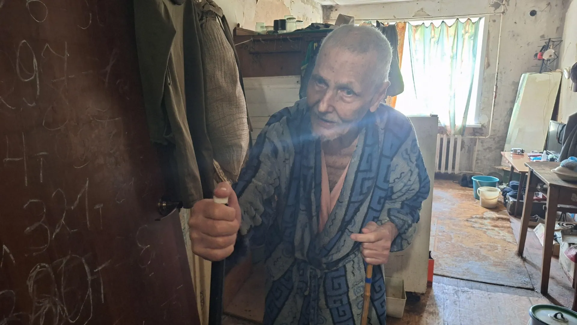 Пожилой ветеран Великой Отечественной живёт в комнате общежития в Рязанской области без горячей воды, почти не видит и практически не получает помощи от служб — ситуация требует внимания.