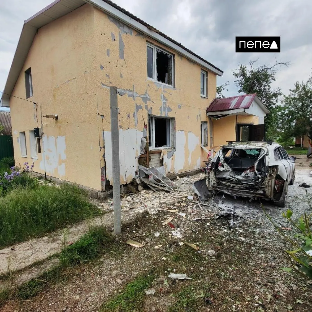 Вечером 24 мая беспилотник атаковал дом и автомобиль на улице Куйбышева в посёлке Октябрьский. В семье — ветеран, потерявший стопу на войне; жильё и транспорт получили повреждения, а компенсации и ремонт сейчас недоступны.
