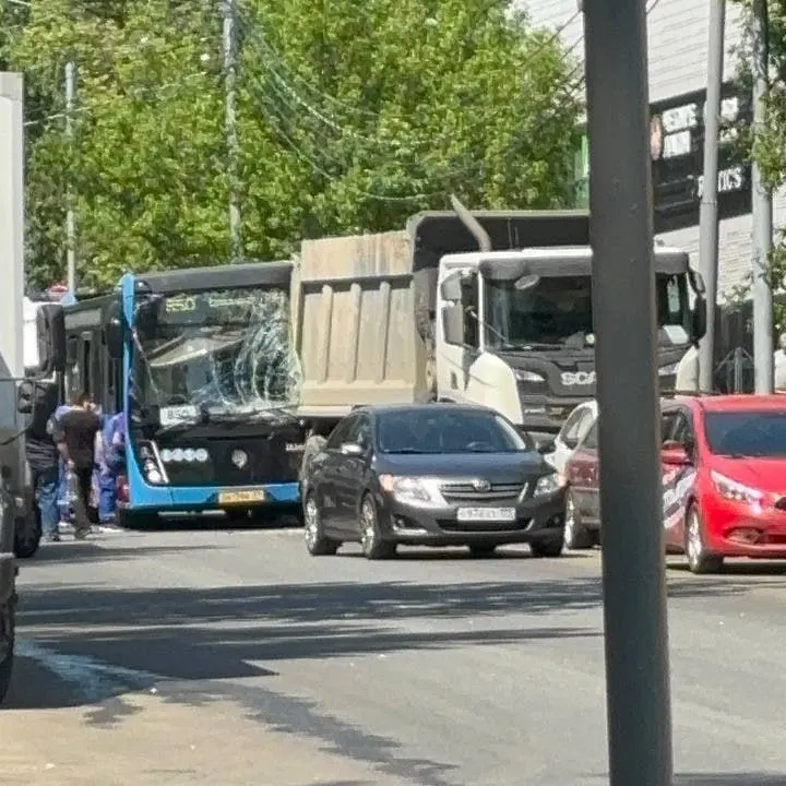 На Ереванской улице в районе Царицыно пассажирский автобус столкнулся с припаркованным грузовиком; пострадали шесть человек. Обстоятельства выясняют сотрудники ГИБДД.