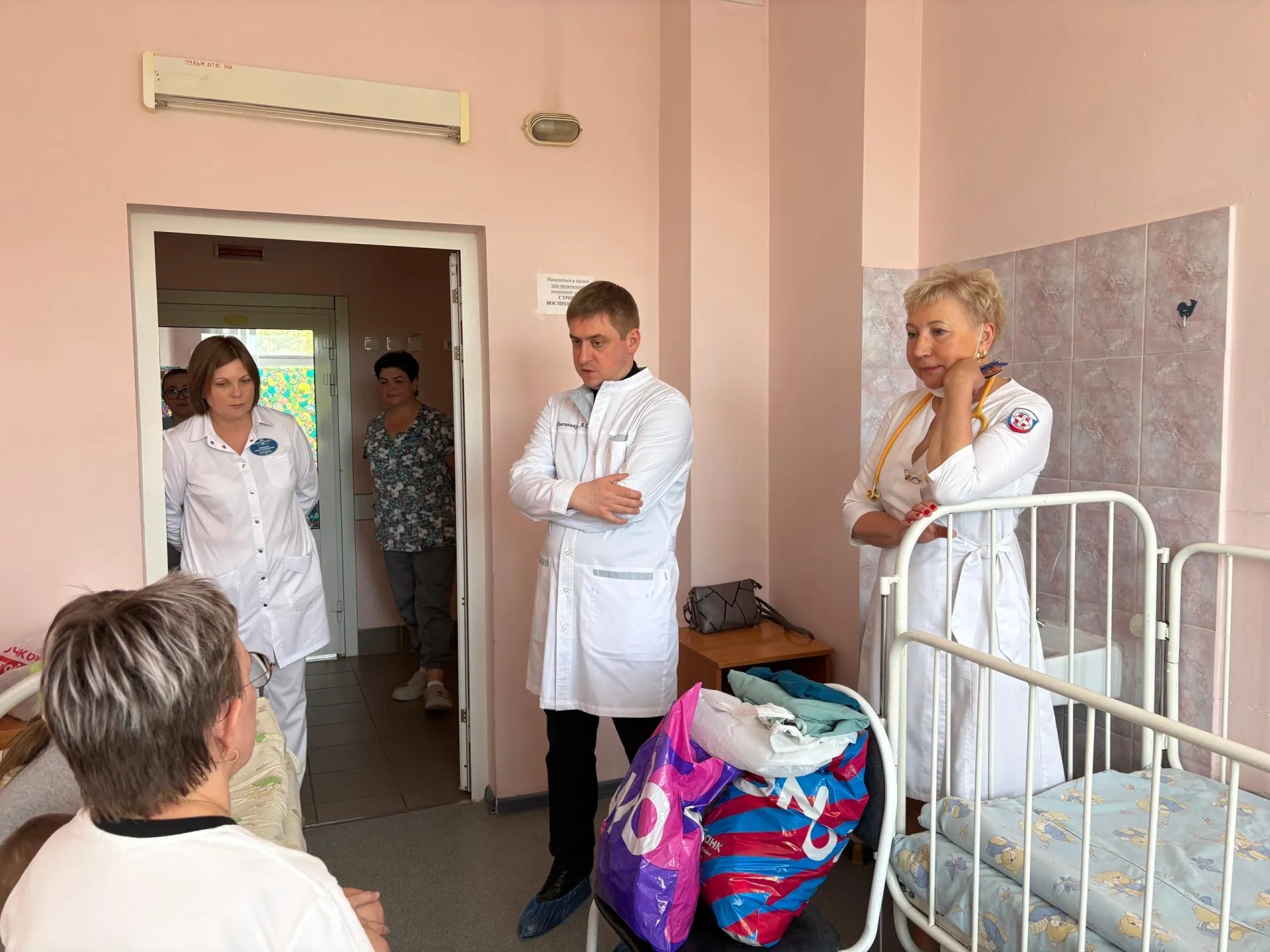 Четверо детей проходят лечение в больнице — глава регионального Минздрава прокомментировал их состояние.
