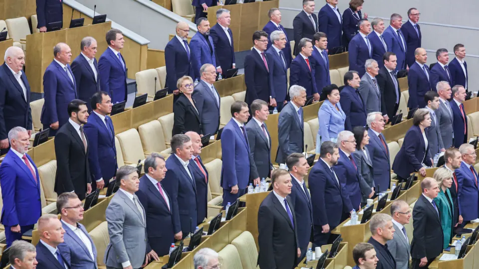 Депутаты во втором и третьем чтениях приняли закон, позволяющий президенту направлять вооружённые силы за границу для защиты граждан РФ в случаях ареста, задержания или преследования иностранными органами или международными судами, которые Россия не признаёт.