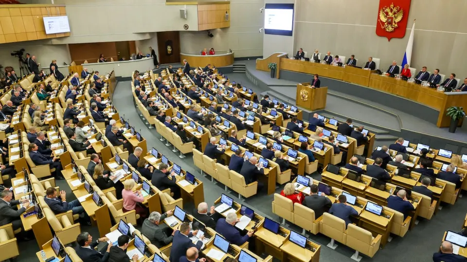 Комитет Госдумы поддержал поправку, по которой уехавшим из страны людям, осуждённым по ряду «политических» статей, смогут арестовывать имущество независимо от размера штрафа; дела будут рассматриваться заочно, а решения вступают в силу немедленно.