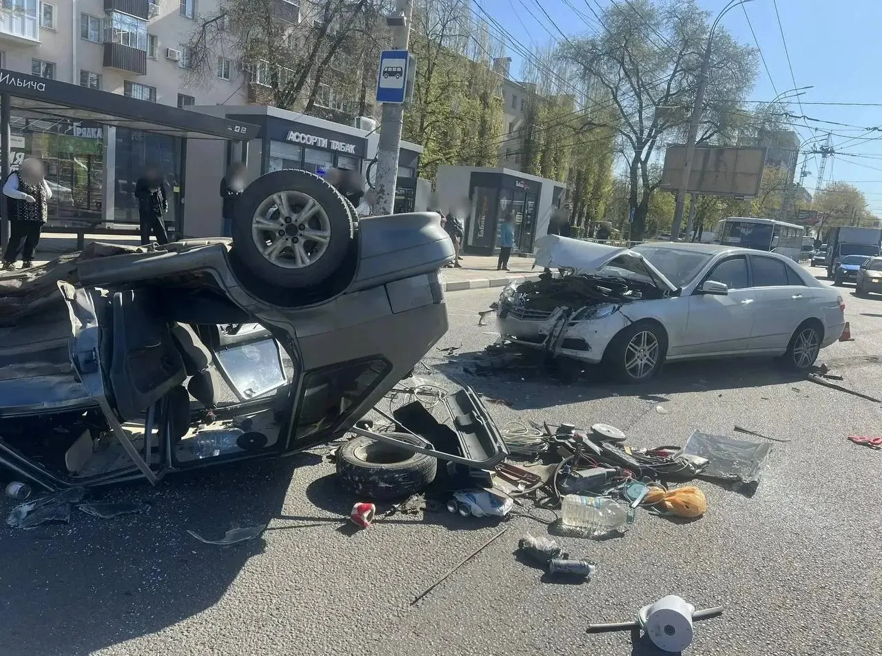 У дома №3 ВАЗ‑2114 столкнулся с Mercedes E‑350, «Лада» опрокинулась. Четверых пассажиров и водителя иномарки доставили за помощью в больницу.