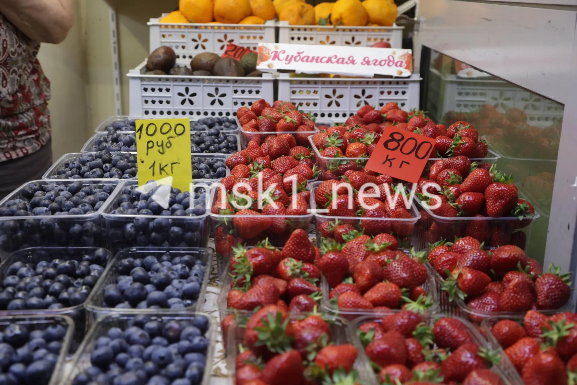В столице начали продавать свежую клубнику в сезонных палатках. Килограмм кубанской клубники стоит примерно 680–800 ₽, голубики — 1 000–1 900 ₽, а в отдельных точках малину предлагают по 4 000 ₽ за килограмм.
