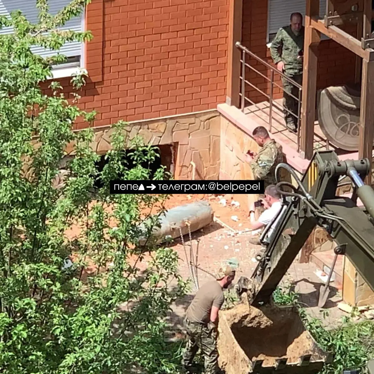Боеприпас, пробивший крышу и несколько этажей, извлекли из подвала частного дома, погрузили экскаватором и вывезли на полигон.