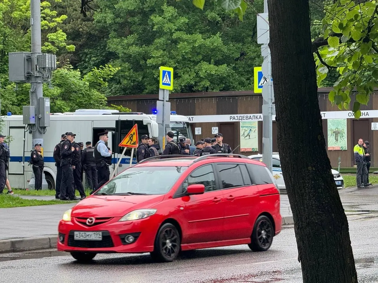 В районе Кунцево на акции против застройки природной территории появилась большая группа полиции и три автозака; по меньшей мере два человека задержаны, двоих ранее оштрафовали.
