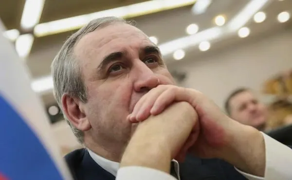 Депутат Госдумы объявил о выходе из предварительного голосования и призвал поддержать участника военной операции Артема Корнюченкова; в округе могут выдвинуться и другие политики.