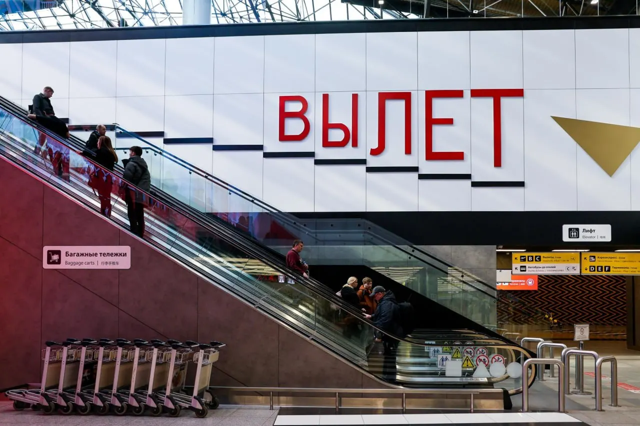 Мэр Москвы сообщил об уничтожении двух БПЛА, направлявшихся в столицу. Внуково, Шереметьево и Домодедово работают с ограничениями — около ста рейсов задержаны.