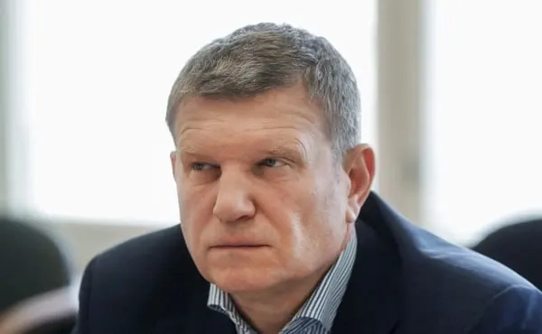 Бывший депутат и бизнесмен Олег Савченко снял свою кандидатуру с думских выборов, сославшись на работу над международным транспортным коридором «Север — Юг». От Костромской области будет выдвинут спикер регионального парламента Алексей Анохин.