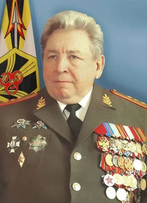 В центре Москвы обнаружено тело 87-летнего генерал‑полковника в отставке Станислава Петрова. По предварительным данным, он покончил с собой; рядом с телом найден пистолет. Перед смертью у него отмечалась тяжёлая болезнь.