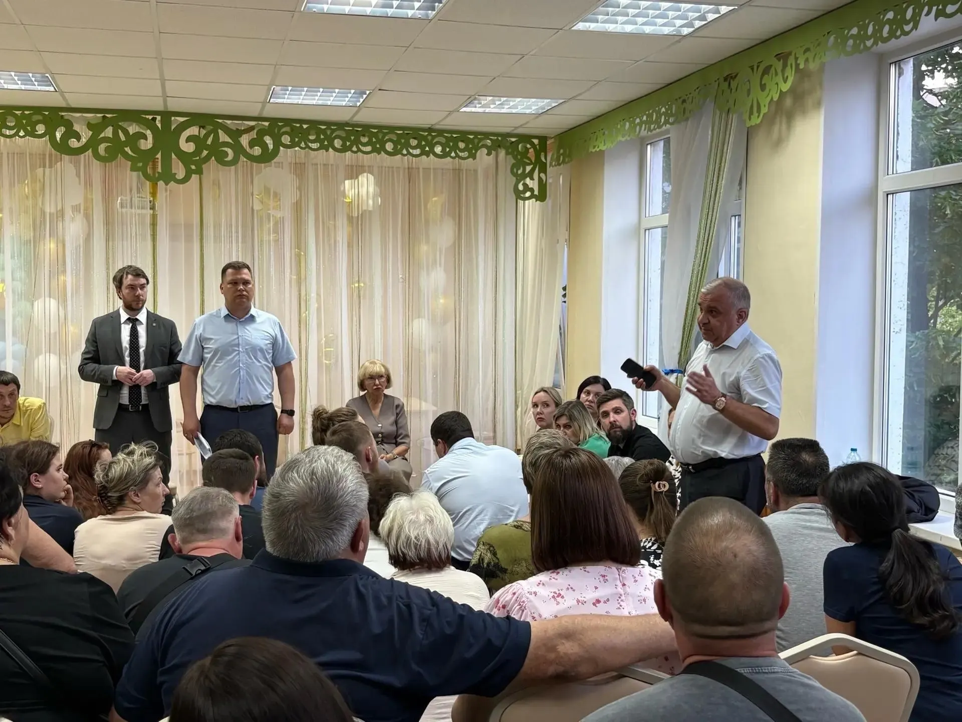 Мэрия Рязани рассматривает вариант предоставления жильцам, чьи квартиры пострадали при атаке беспилотников, новых жилых помещений аналогичной площади. Детали и сроки пока уточняются.