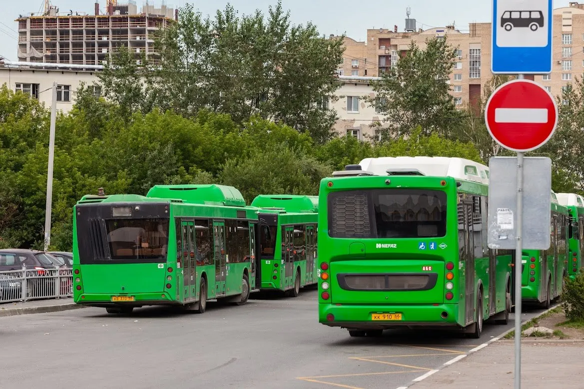 С 20 мая по 26 июня автобусы № 54, 054, 76 и 78 будут ездить в объезд строящегося путепровода. Строительство затянулось, а стоимость проекта выросла с 6,6 до 8,8 млрд рублей.