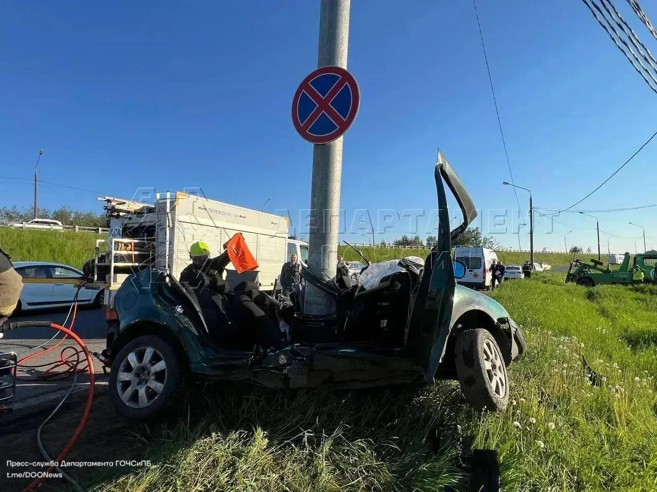 Авария произошла около 4:30 на Ленинградском шоссе. Водителя достали спасатели при помощи инструментов, одну полосу перекрыли.