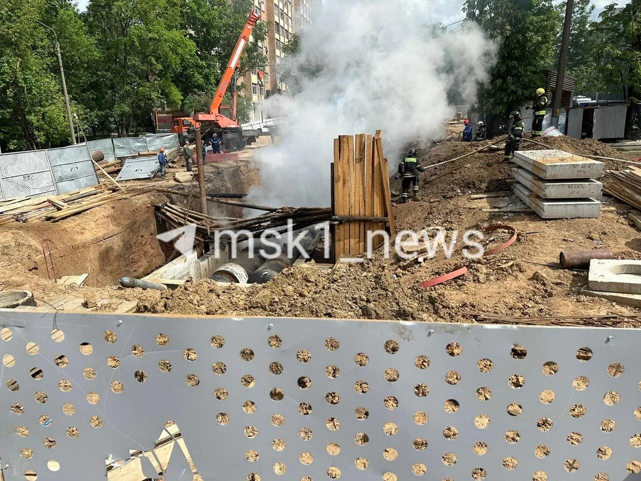 В восточной части Москвы в вырытом для замены труб котловане произошёл пожар. Рабочая площадка ограждена, при этом на заборе отсутствует информационный щит с данными о подрядчике и сроках работ.