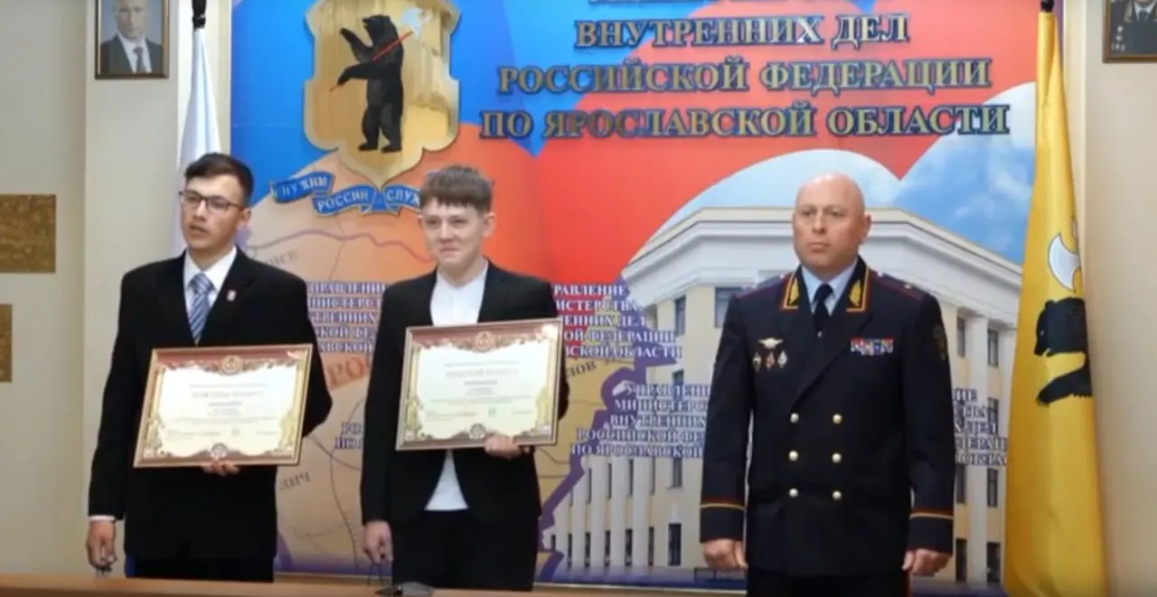 Двое подростков заметили, как девушка подливала горючую жидкость к горящим автомобилям полиции, и остановили её. Молодых людей наградили почётными грамотами.
