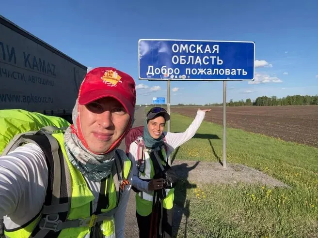 Супруги Павел Шабанов и Тамара Погосян проходят маршрут пешком от Москвы до Владивостока. По их словам, до Омской области они дошли за 118 дней, не используя транспорт.