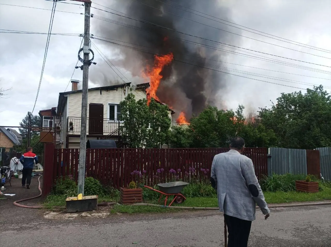 Пожар в частном секторе: огонь начался в одном доме и перекинулся на соседние постройки. На месте работают пожарные.